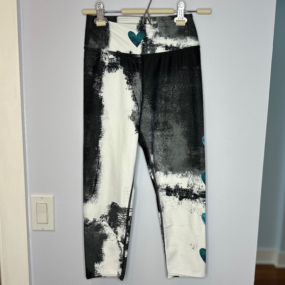 Debbie Dannheisser high waisted BK/WH and Turq heart leggings. Size M. Like new! - Picture 1 of 8